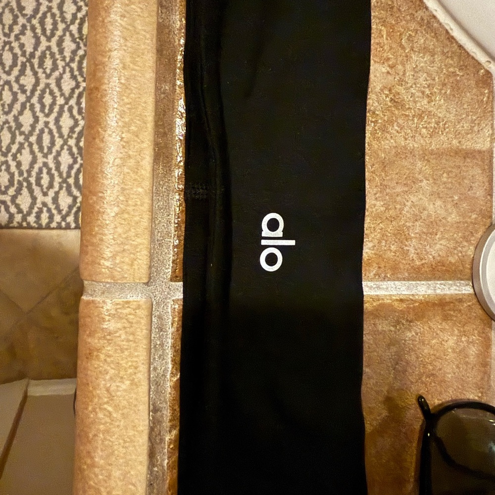 Alo Black headband